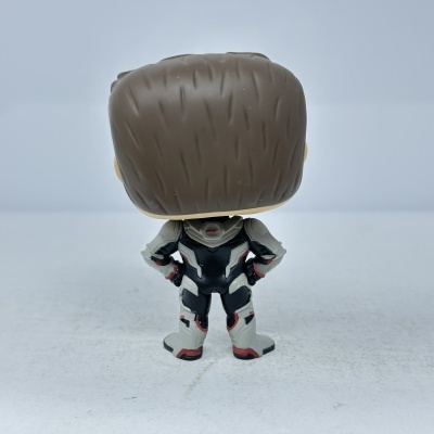 Figura Funko Pop com roupa espacial vista de costas