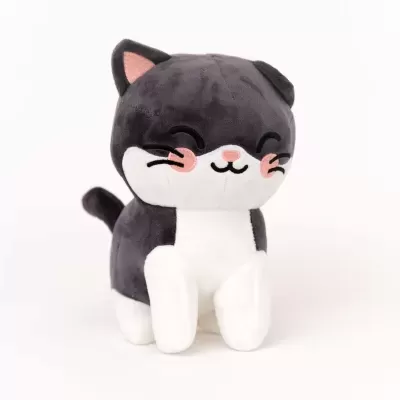 Pelúcia de gato cinza escuro e branco com detalhes rosa e sorriso bordado.