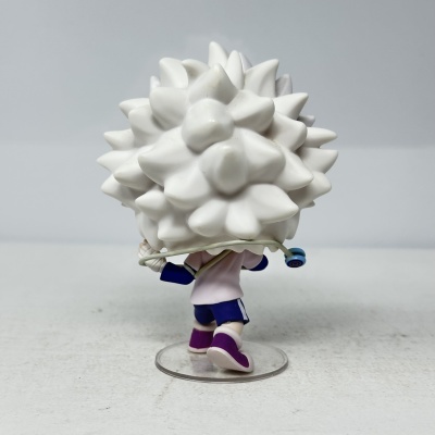 Figura branca pontiaguda com roupa azul e branca segurando bastão sobre base transparente