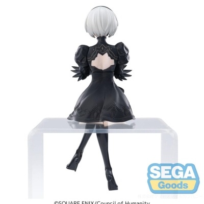 Figura colecionável de personagem com vestido preto e cabelos brancos sentada
