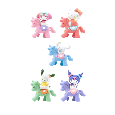 Cinco figuras de brinquedo coloridas montadas em cavalos de plástico