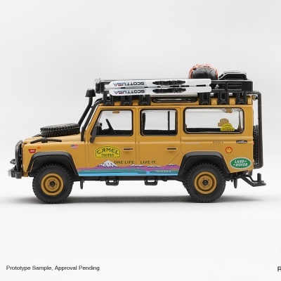 Miniatura de carro Land Rover amarelo com acessórios no tejadilho e vários decalques
