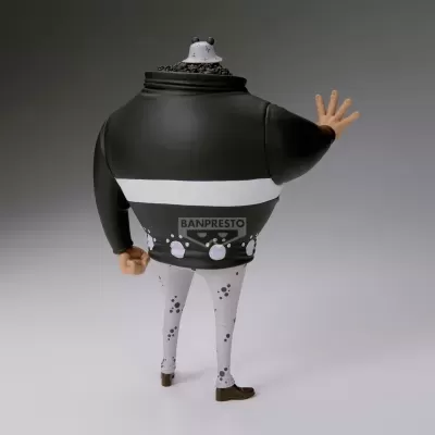 Figura colecionável BANPRESTO vista de costas com casaco preto, calças brancas manchadas e sapatos castanhos