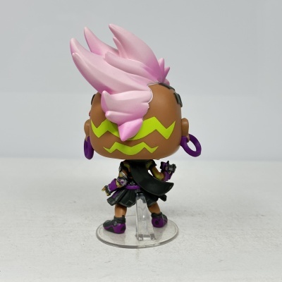 Figura de ação de personagem com cabelo rosa espetado vista de costas