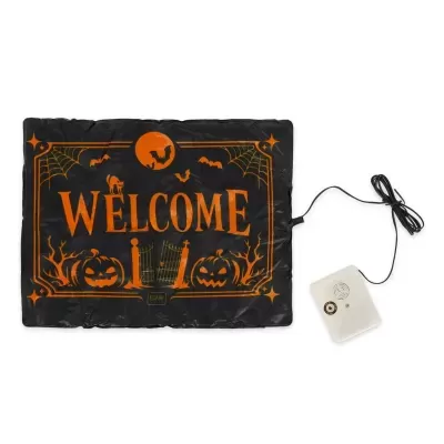 Tapete preto de boas-vindas de Halloween com decoração laranja e dispositivo branco ligado por fio