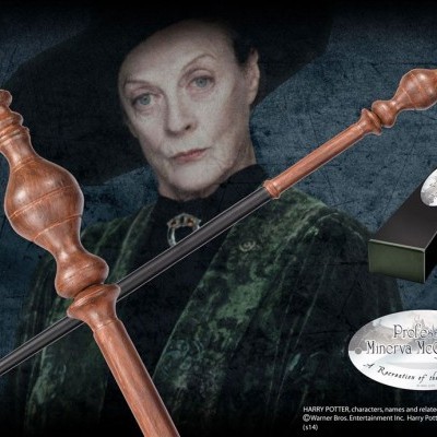 Varinha mágica de madeira com caixa preta e etiqueta prateada 'Próf. Minerva McGonagall' e mulher com chapéu no fundo