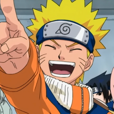 Cena animada com personagem vestindo faixa azul e casaco laranja a sorrir e apontar.