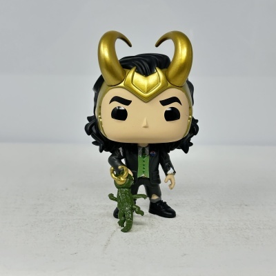 Figura Funko Pop de personagem com capacete dourado e lagarto verde
