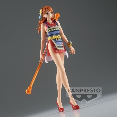 Figura de colecção Banpresto de personagem feminina com vestido colorido e bastão laranja