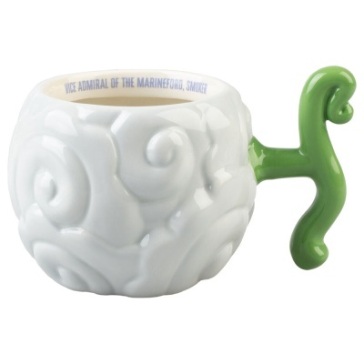 Caneca branca em cerâmica com padrões espiralados e pega verde com texto azul no interior.