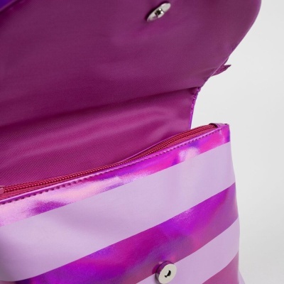 Bolsa rosa com listras horizontais, fecho metálico e interior rosa claro