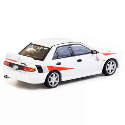Miniatura de carro de corrida branco com detalhes em vermelho e preto e texto RALLI ART.