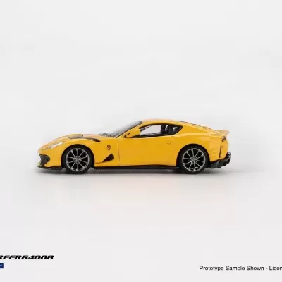 Miniatura de carro desportivo amarelo 1/64 com detalhes em preto