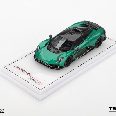 Miniatura de carro verde Aston Martin Valhalla em base branca