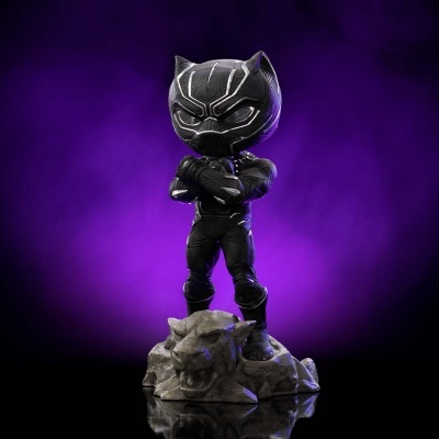 Figura colecionável Black Panther Funko Pop em base de pedra com fundo roxo