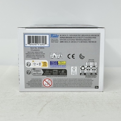 Parte traseira de caixa com etiquetas, códigos de barras e símbolos de reciclagem