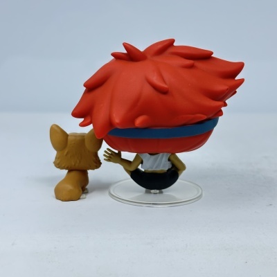 Figura de vinil com cabelo vermelho e animal castanho visto de costas em fundo branco