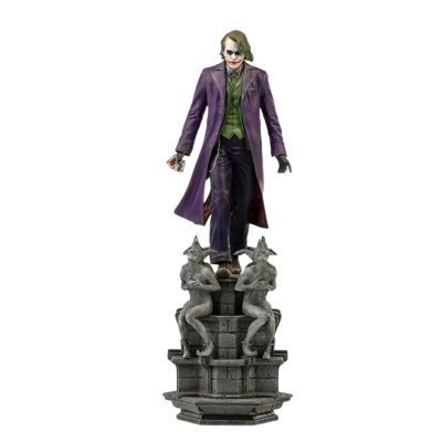 Estátua do Coringa com base cinza e figuras demoníacas