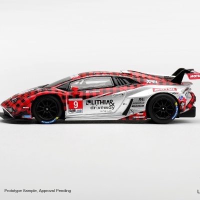 Miniatura de carro de corrida com padrão xadrez vermelho e preto e detalhes em prata