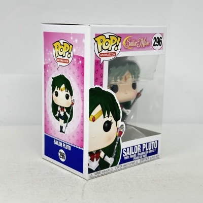 Figura Funko Pop de Sailor Pluto na embalagem com fundo branco e detalhes cor-de-rosa e azul