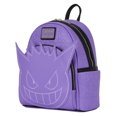 Mochila roxa com rosto de personagem em relevo e fecho prateado