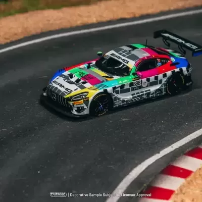 Carro de corrida Mercedes AMG colorido com padrão quadriculado em pista asfaltada