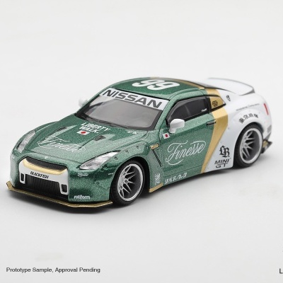 Miniatura de carro de corrida Nissan verde e branco com detalhes dourados e texto estampado