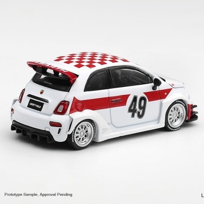 Miniatura de carro branco e vermelho com número 49 e padrão de tabuleiro no tejadilho