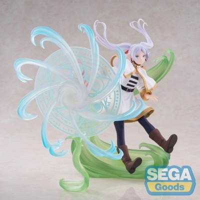 Figura de anime com efeitos de energia azuis e verdes, base branca, logo SEGA Goods
