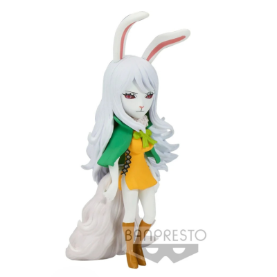 Figura colecionável de coelha com cabelo branco e capa verde