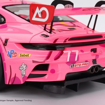 Carro de corrida rosa com número 77 e logótipos de patrocinadores