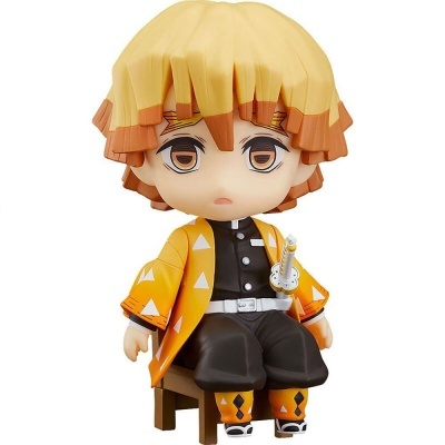 Figura colecionável anime chibi com casaco amarelo sentado numa cadeira