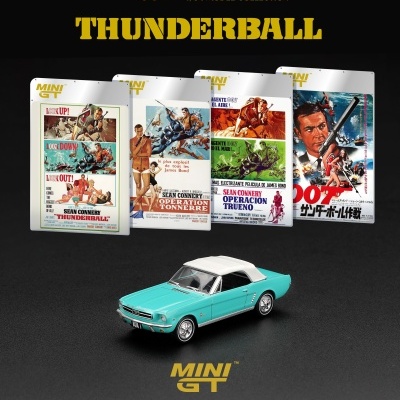 Miniatura carro clássico azul com pôsteres THUNDERBALL da coleção 007