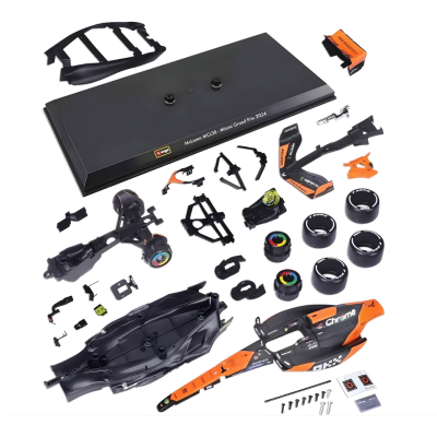 Peças desmontadas de modelo McLaren MCL38 em preto e laranja com base preta