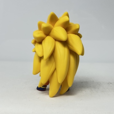 Figura de vinil com cabelo amarelo volumoso vista de trás