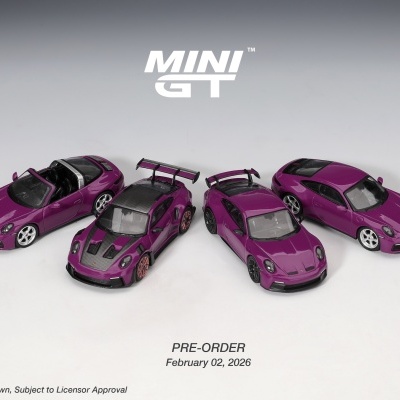 Miniaturas de carros desportivos roxos com detalhes em fibra de carbono e asas traseiras, sob o logo MINI GT num fundo cinzento claro.