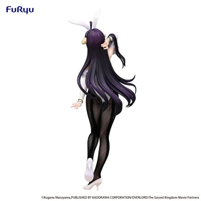 Figura colecionável de personagem com cabelo roxo, meia-calça preta e orelhas de coelho