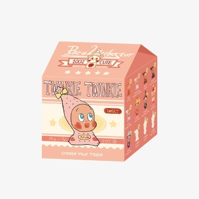 Embalagem rosa com boneco ilustrado e texto TWINKLE TWINKLE e 100% CUTE.
