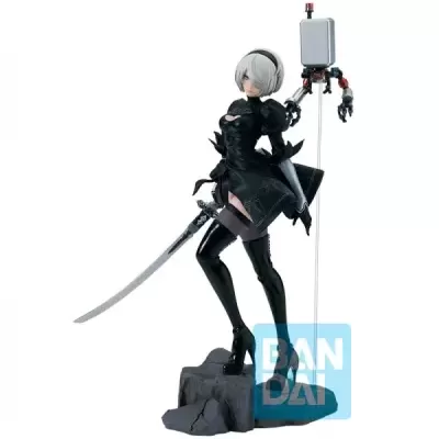 Figura colecionável de personagem 2B com roupa preta, espada e robô flutuante