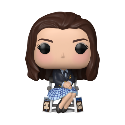 Figura Funko Pop de rapariga com blazer azul e saia xadrez sentada numa cadeira com duas fotografias aos pés.