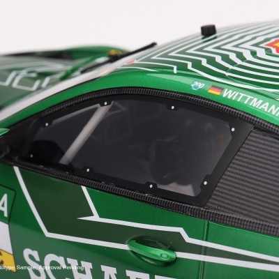 Carro de corrida verde com inscrições DEKRA, ADAC, número 11, WITTMANN e logotipo Shell