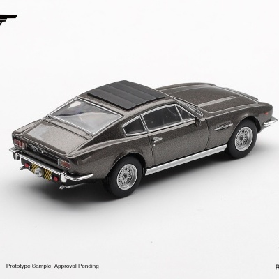 Miniatura de carro clássico cinza com detalhes cromados em fundo branco