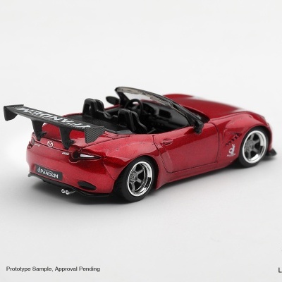 Miniatura de carro descapotável vermelho com spoiler traseiro preto e letras PANDEM