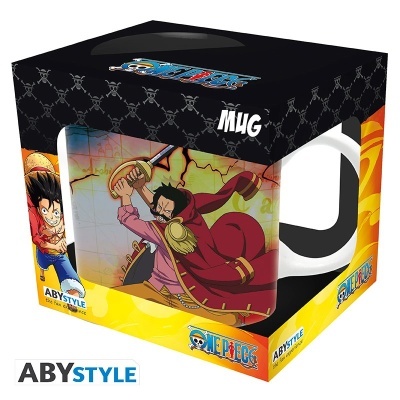 Caneca branca decorada com personagem de anime de capa vermelha e espada, na embalagem preta com logos ABYSTYLE e ONE PIECE