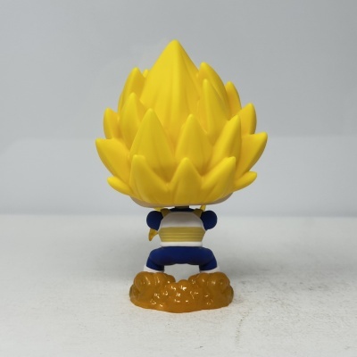 Figura de ação vinil cabelo amarelo pontiagudo fato azul branco botas amarelas base castanha