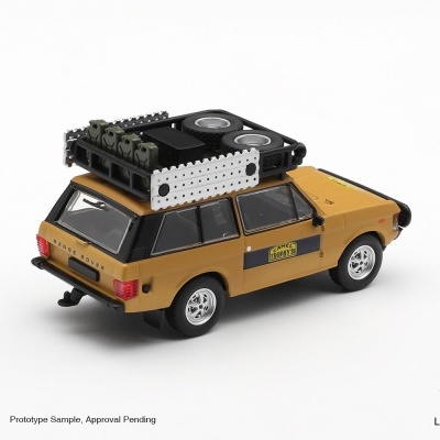 Miniatura de modelo Range Rover castanho com acessórios no tejadilho e decalque Camel Trophy 81
