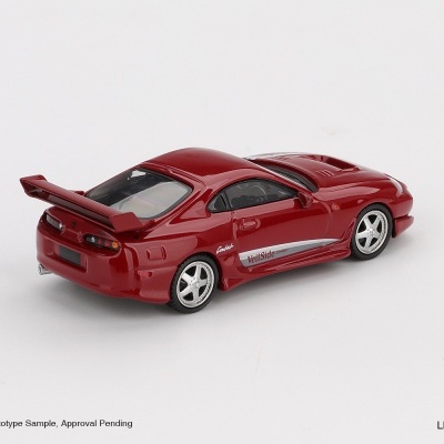 Miniatura de carro vermelho com spoiler e decalque VeilSide COMBAT
