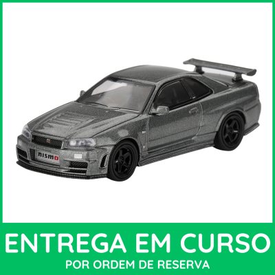 Modelo de carro desportivo cinza metálico com spoiler e jantes pretas