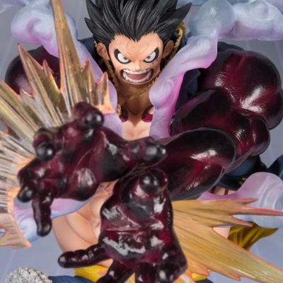 Figura detalhada de personagem de anime com cabelo preto, braços vermelhos, explosões laranja e nuvens cinzentas