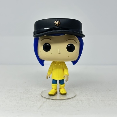 Figura colecionável com cabelo azul e roupa amarela